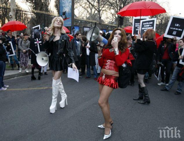 Стотици жрици на любовта излязоха на протест в Париж