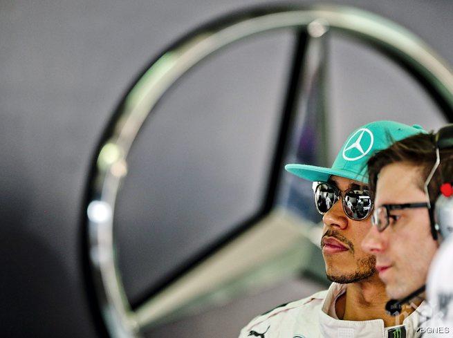 Хамилтън с полпозишън в Малайзия