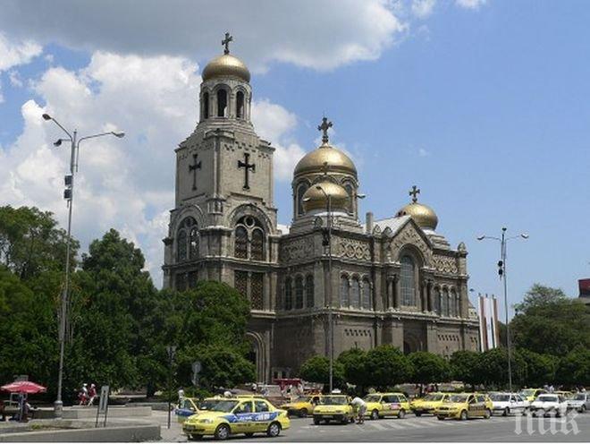 Сигнал за съмнителен сак затвори Катедралата във Варна