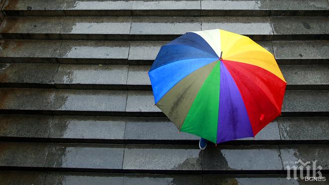 Интензивни валежи над цялата страна