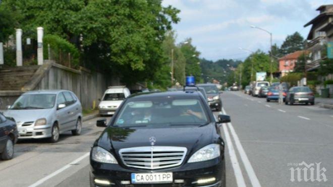 Депутатите слизат от лимузините за вота