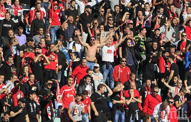 Феновете на ЦСКА поискаха и акциите на Томов