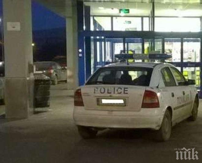 Безобразие! Полицаи паркират неправилно пред входа на магазин, за да си хапнат кюфтета