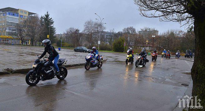 Дъжд, рок и водосвет при откриването на мотосезона в Разград