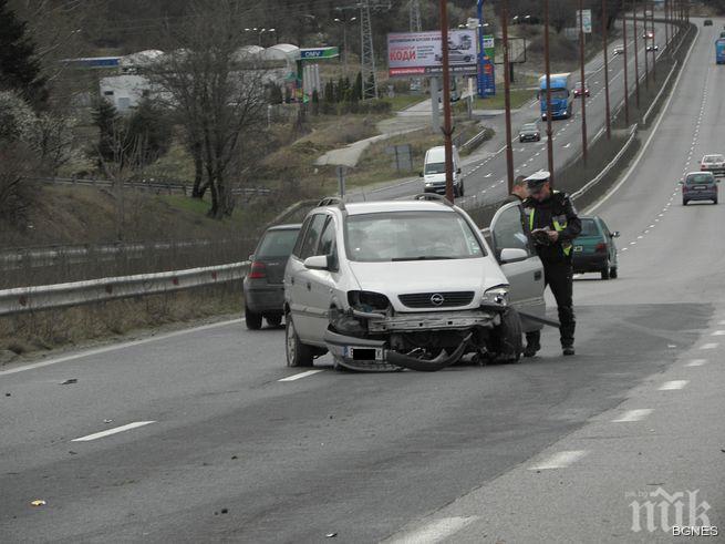 Опел се разби в мантинелата на Е-79 край Благоевград
