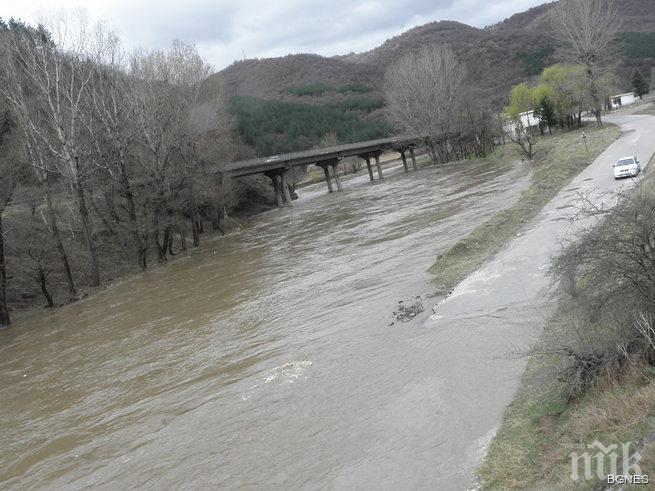 Крути мерки срещу наводнения! До 15 април почистват всички речни корита