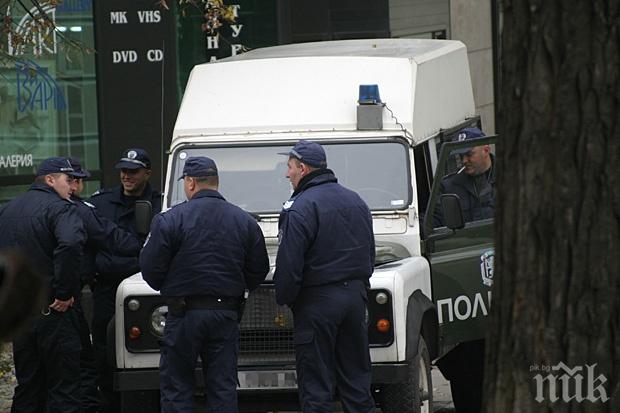 Спецполицаи претърсват имот в Приморско заради момченцето от куфара в Пасарел