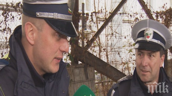 Крадци бягаха от пернишки полицаи и скочиха от 20 метра