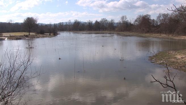 Скъсаха се четири диги на Тополница и Луда Яна