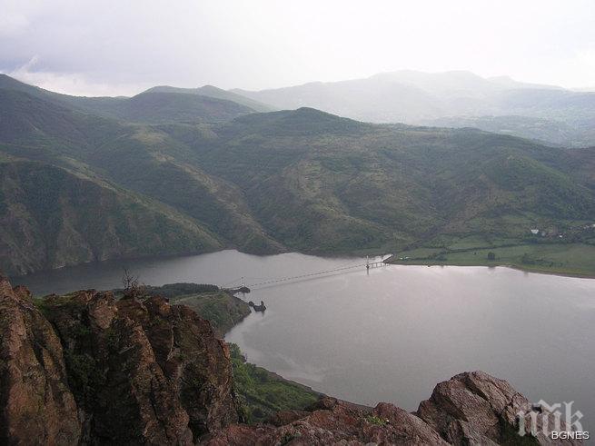 Отворена е едната клапа на язовир Студен кладенец