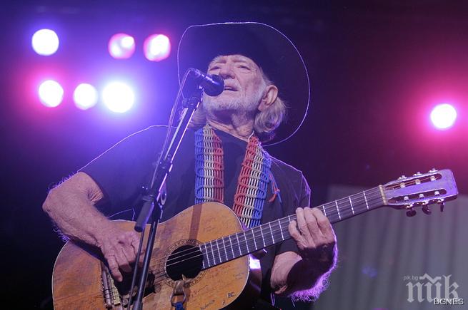 Куриоз! Легендата Уили Нелсън пуска собствен бранд марихуана