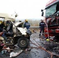 Турски тираджия помете кола и уби двама, шофьорът се опита да избяга с друг камион. Телата са така смачкани, че не могат да разпознаят пола