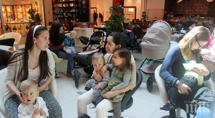 вместо очакваните 500 майки кърмиха заедно мола деница панайотова разграничи акцията