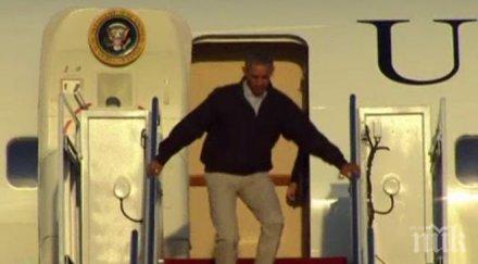 обама направи запомнящо завръщане вашингтон уикенд спъна стълбите самолета