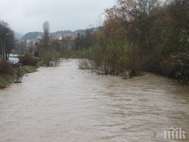 Нивото на река Струма край Земен се е понижило с метър 