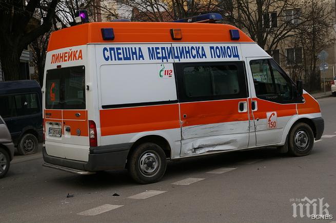 Ужас на пътя! Линейка катастрофира в Пловдив, пострада лекарка