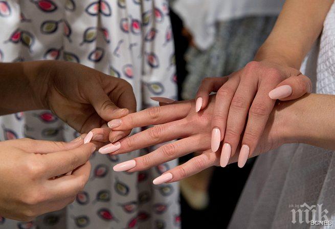 Класиката измества неоновото при лаковете за нокти 