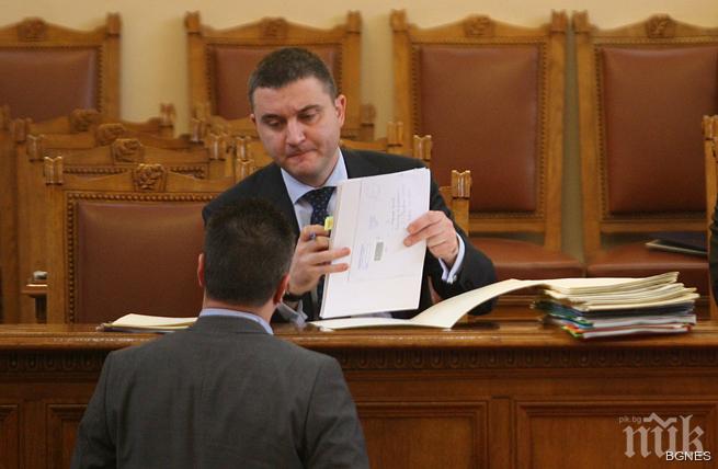 Министър Горанов сезира ЕК за гръцкия данък за сделки с източник България