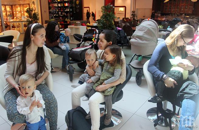 20 вместо очакваните 500 майки кърмиха заедно в мола, Деница Панайотова се разграничи от акцията