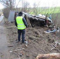 Румънски тираджия заспа зад волана, блъсна се в дърво и се преобърна в дерето на пътя Русе - Бяла