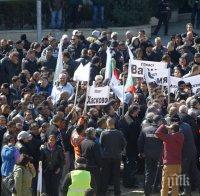 Износители на дървесина на протест пред Народното събрание