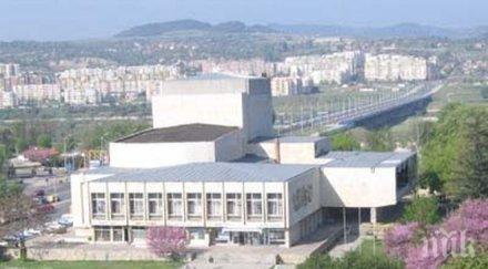 уволниха шефа театъра кърджали