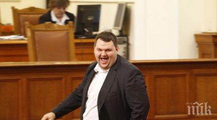 пик пеевски толкова щастлив парламента снимки