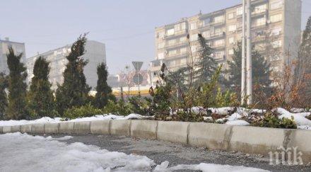 мъж монтана пълни улични дупки боклуци