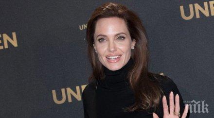 анджелина джоли предпочита режисира