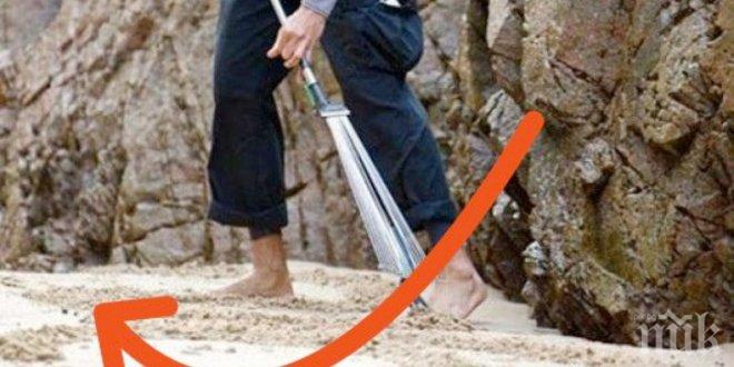 Той е на 43 г. и се разхожда с гребло за листа по плажа. Първо го мислеха за луд, а няколко часа по-късно го считаха за гений.