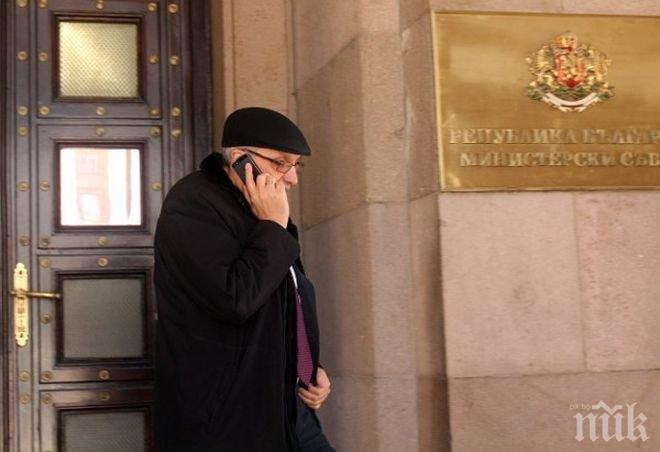 ЕКСКЛУЗИВНО! Костов с каскет засечен в Министерския съвет! Не ходил при Бойко, а си уреждал пенсията! Бившият премиер нападна репортерка!