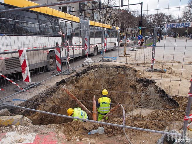 Ремонти блокираха центъра на Варна 