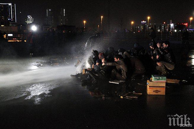 Турци протестираха срещу полицейската акция в Истанбул 