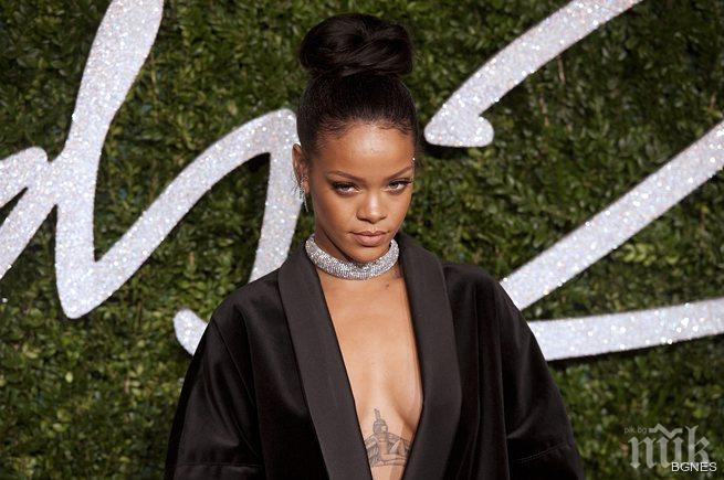 Риана няма време за любов