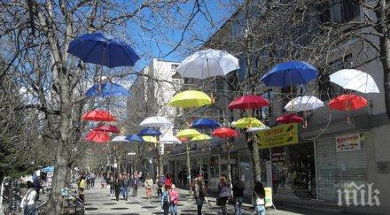 разноцветни чадъри хвърлят сянка пешеходците благоевград