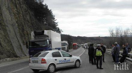 цистерната изтичащ газ блокира два влака