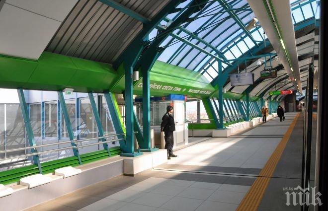 Таксиметровите шофьори на летището притеснени от отлив на клиенти заради метрото