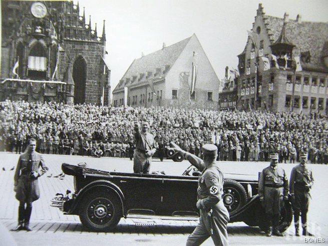 Автобуси с лика на Хитлер по улиците на във Филаделфия