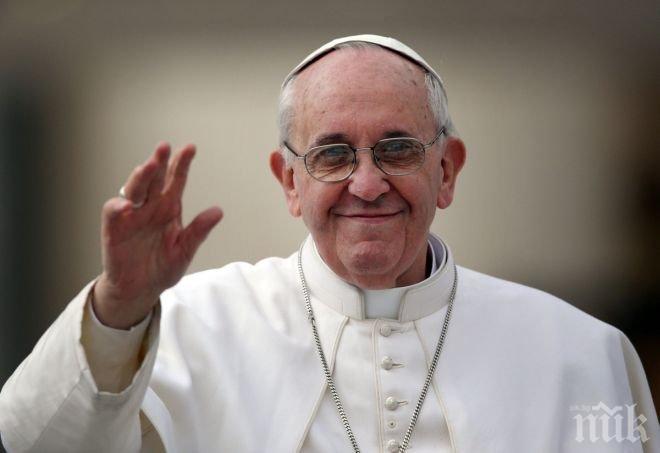 Папата изми краката на 12 затворници и едно бебе 
