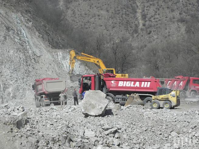 Свлачище блокира едното платно на АМ Люлин