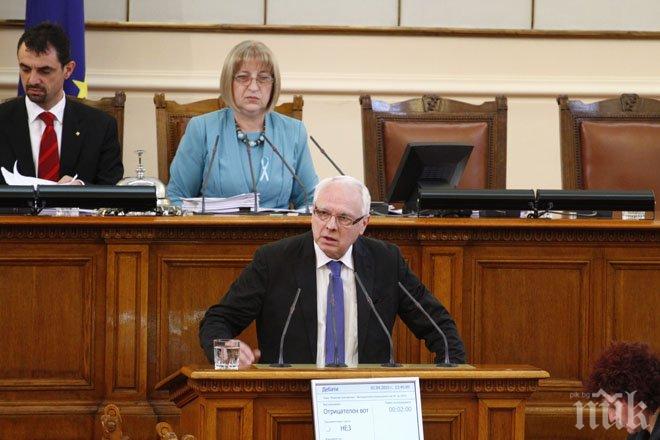 Депутатите си гласуваха 10 дни ваканция по Великден, само Велизар Енчев против