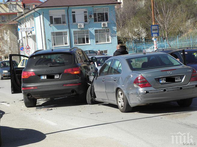 Джип Ауди блъсна завиващ Мерцедес в Благоевград