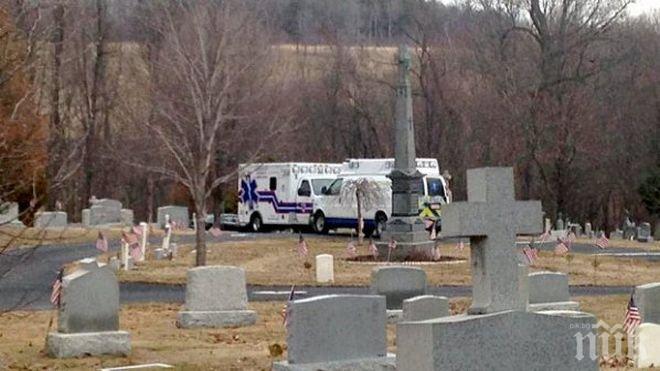 Ужас! Мъж умря, затиснат от надгробния камък на тъща си