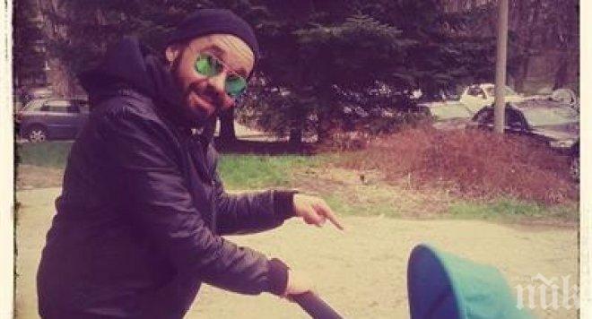 Дичо на разходка с новородената си дъщеря Ариел (снимка)