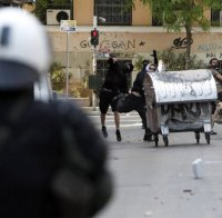 Гръцки полицаи пребиха собственици на магазини в Атина