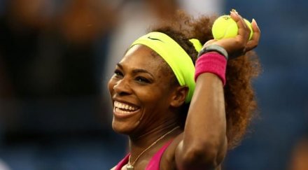 серина връща корта бризбейн