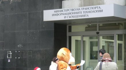 маймуна протестира бдж снимки