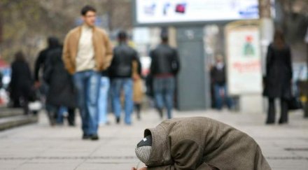 хиляди българи посрещат без заплати коледа