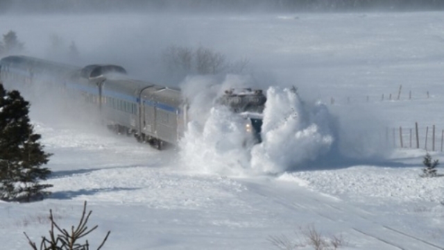 Влак от Варна блокиран 3 часа в преспите 