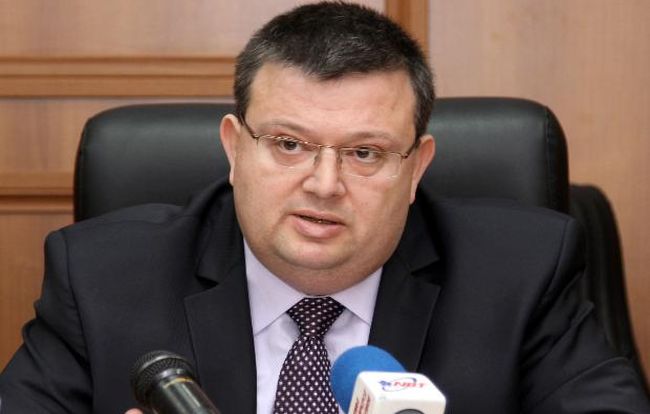 Цацаров призна за кредити и отрече да е масон